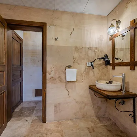Rocca Stone House فندق غوريمِيه