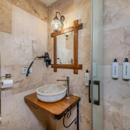 Rocca Stone House فندق *
